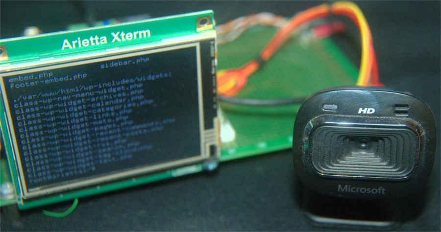 L'xterm di arietta g25 vicino alla webcam connessa alla porta USB.